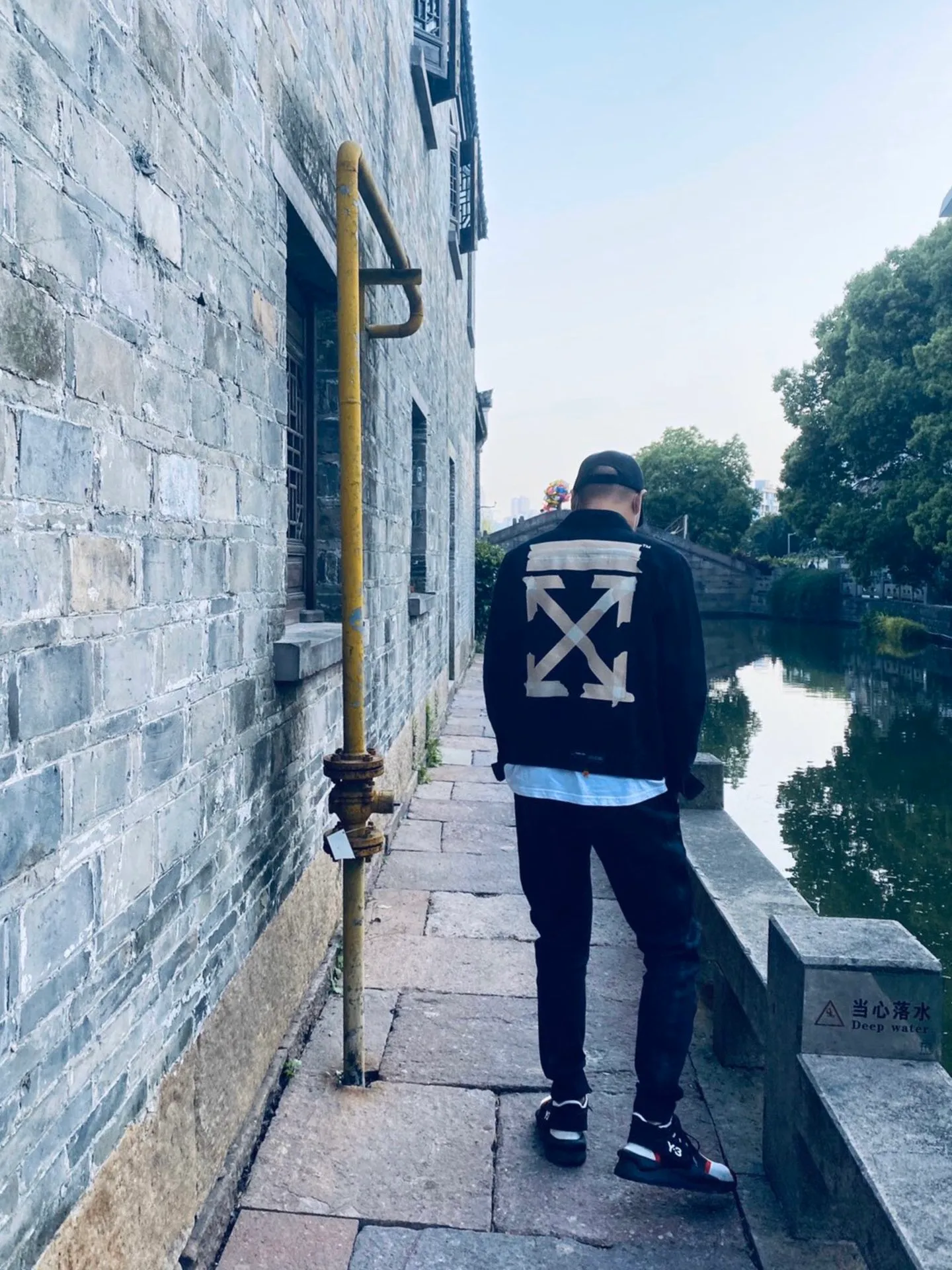 ♻️💯Upper body reference model picture❤️ The top tested version OFF WHITE classic tape patch arrow OW men's and women's black denim jackets and jackets. The heat transfer process used in the printing will not be introduced in detail. Everyone who has bought my tape series knows the quality. With anti-counterfeiting technology on the back, this is a truly over-the-top off-white yellow tape denim jacket with a distinctive signature and unique high street style! The stylized design is printed on a classic frame, and a layer of foundation-colored colloid with a graffiti effect is superimposed on the printing. It is visually very consistent with the theme, as if a layer of tape has been pasted, and the design is brilliant! Heavy black denim is more tough and retro, with heavy processing of the main elements and a micro-profile version that can be worn by both men and women! Street inkjet arrows, the arrow symbols on the signboard on the back are given different shapes due to different city restrictions. Surrounding the more street-style inkjet elements, the big arrow on the back and the frequent OFF circle graffiti in autumn and winter, the inkjet visual sense of street graffiti is everywhere! Full set of customized accessories Size chart